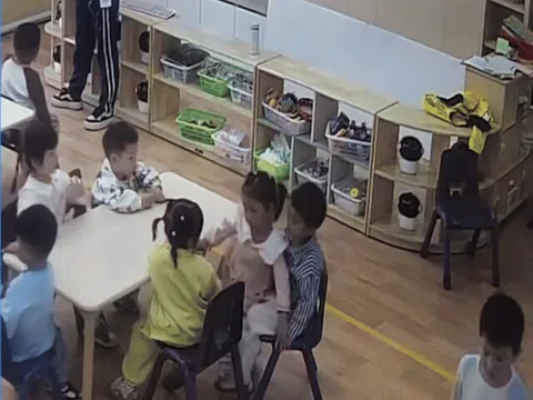 Con trai đi học mẫu giáo bị cô “mắng vốn” hay làm phiền bạn học, mẹ tá hoả khi thấy hành động bé làm