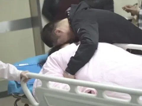 Con sơ sinh vừa chào đời, bố kêu lên "Có vật lạ", mẹ nhìn thấy liền ngất xỉu, bác sĩ vội chúc mừng