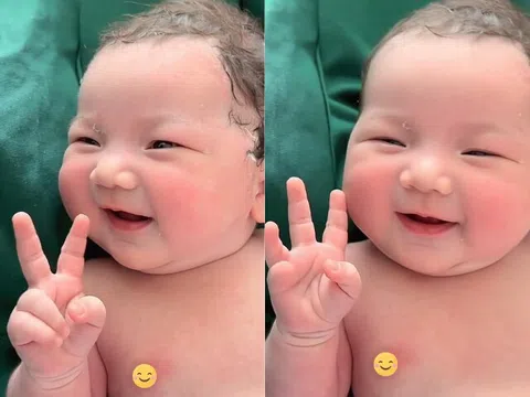 Vừa chào đời bé sơ sinh đã gây náo loạn phòng đẻ vì quá đẹp, bác sĩ phải thốt lên: “Trời ơi, đáng yêu quá”
