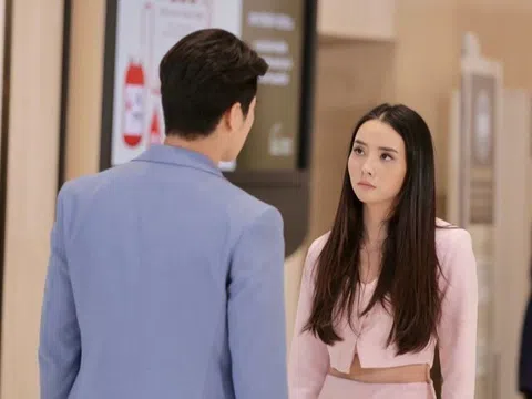 Mối tình đầu chế giễu tôi nghèo trong buổi họp lớp, tôi đưa một tấm thẻ khiến cô ta tái xanh mặt