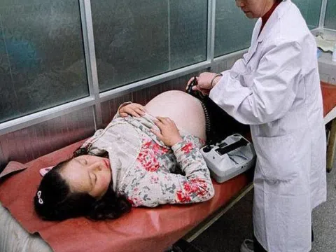 Nhập viện vì khó tiêu, bà bầu khiến bác sĩ tá hoả khi phát hiện vật thể lạ dài 18cm trong khoang bụng 