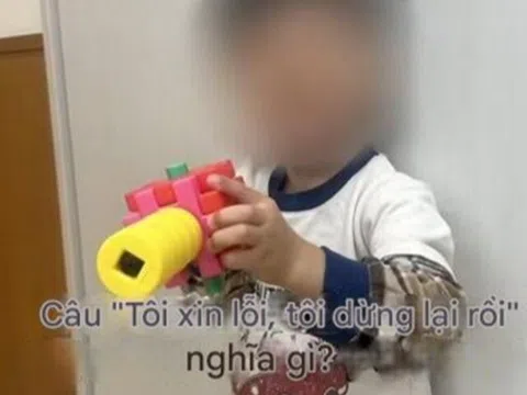 Con đi nhà trẻ về luôn nói "Cô giáo đáng sợ quá", bố lén đặt máy ghi âm vào cặp của bé thì nghe được điều đau lòng