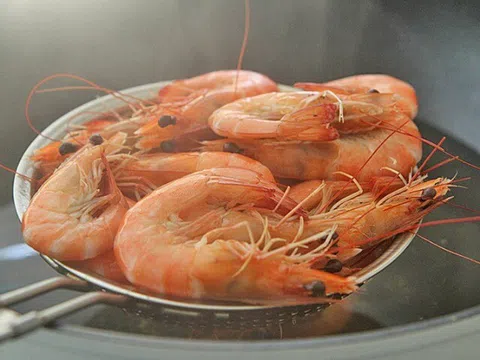 Luộc tôm mãi giờ mới biết, muốn tôm lên màu đỏ đẹp lại ngọt thơm phải cho ngay mấy thứ này!
