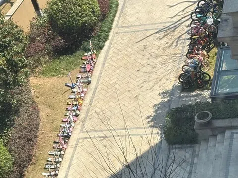 Bãi đỗ xe ở một trường mầm non gây xôn xao MXH, nhìn loạt “siêu xe” của trẻ hiểu ngay cách phụ huynh dạy con