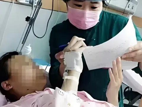 Nhập viện chuẩn bị đẻ, sản phụ câm điếc giấu chồng đưa bác sĩ một mảnh giấy khiến ê-kíp bật khóc