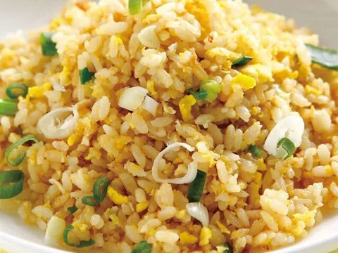 Làm cơm rang trứng, cho cơm hay trứng vào chảo trước, nhiều người làm sai bảo sao món ăn không giòn, màu xấu