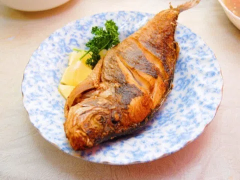 Dù rán loại cá gì, chỉ cần nhớ 2 điều này cá luôn giòn rụm, vàng ươm, nguyên vẹn từ đầu đến cuối