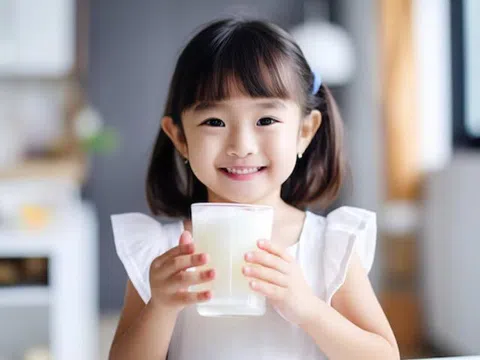 Nên cho trẻ uống sữa khi nào để giúp bé hấp thụ chất tốt, bảo vệ sức khỏe và tăng cường miễn dịch?