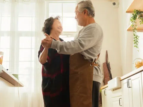 Vợ mất 2 năm, tôi chuyển về sống chung với cô hàng xóm góa chồng, những người từng bàn tán về chúng tôi giờ lại ghen tị