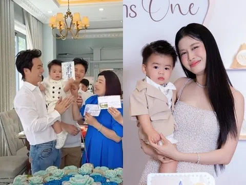 Quý tử thứ 3 của nhà Đăng Khôi vừa cầm bút, vừa cầm mic trong tiệc thôi nôi, được cả nhà mong thành Giáo sư