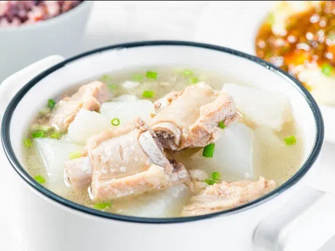 Hầm sườn người thì chần nước, người thì hầm trực tiếp, đầu bếp nói: "Cả hai đều sai", cách đúng ít người biết