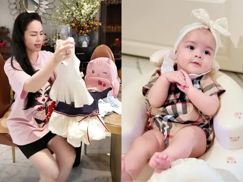 Con gái lai Tây của Nhật Kim Anh vừa đi học đã có tủ đồ "công chúa", mới 10 tháng đã mặc quần áo size 18 tháng