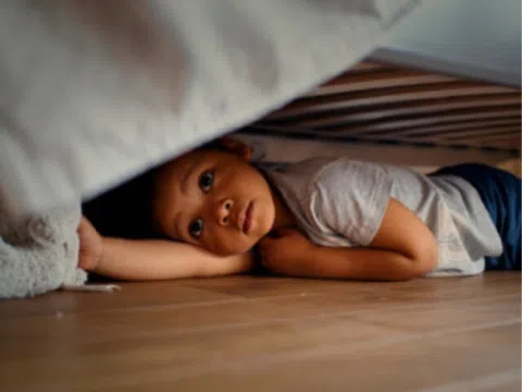 Chồng đi làm xa nhà chỉ còn 2 mẹ con nhưng tối nào con gái cũng nhắc về người thứ 3, tôi sợ xanh mặt