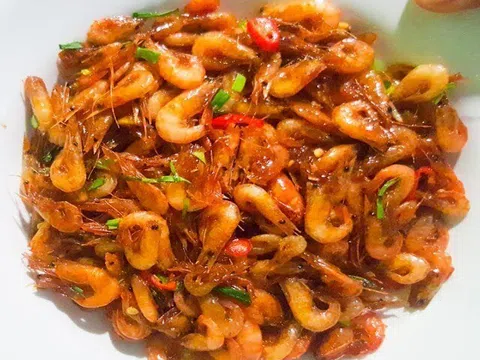 Rang tôm tuyệt đối không cho thứ nước này, tôm sẽ đỏ au, thơm phức giòn rụm, thơm phưng phức