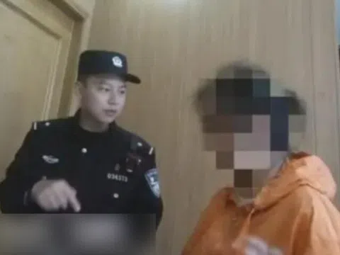 Vào quán ăn cùng bố, bé gái gọi 4 món, ông chủ âm thầm báo cảnh sát khi ghép tên các món ăn lại