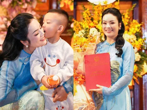 NSƯT - Tiến sĩ Tân Nhàn chính thức nhận học hàm Phó Giáo sư, con trai út tuấn tú đến chúc mừng mẹ