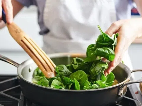 Chần rau trước khi nấu làm mất đi dinh dưỡng, nhưng hai loại rau này nếu không chần sẽ hại thận