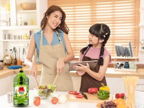 Với công thức kết hợp dầu ô-liu nguyên chất và dầu gạo lứt, loại dầu mới này giúp nâng tầm gian bếp