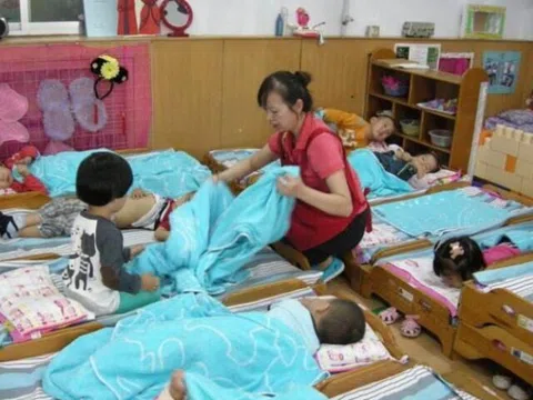 Bé gái mầm non cựa quậy trong chăn suốt giờ ngủ trưa, cô giáo gọi bố dượng gấp khi thấy thứ trong túi quần đứa trẻ