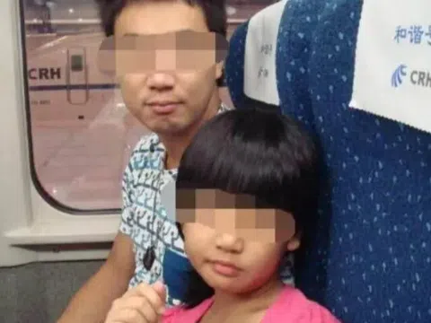 Bố đưa con gái về quê nghỉ Tết, đứa trẻ liên tục khóc, ai cũng hoảng sợ khi nhìn bàn tay người đàn ông