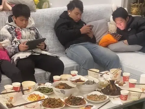 8 đứa trẻ về quê nghỉ lễ, nhìn thứ chúng cầm trên tay, cha mẹ không thể bình tĩnh