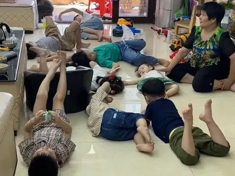 Bố mẹ đi du lịch gửi con về quê, ông bà “choáng váng” đến mức truyền nước khi chăm cùng lúc 8 đứa cháu