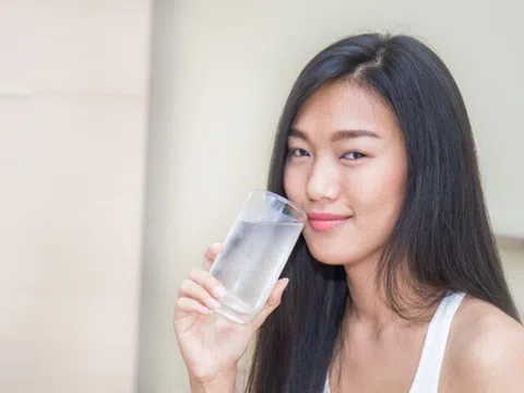 Uống nước vào dạ dày nhưng tại sao lại tốt cho thận? Để nhân đôi tác dụng cần phải uống vào thời điểm nào?