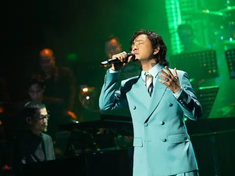 Tuấn Hưng bùi ngùi trên sân khấu khi nói về người mẹ vừa khuất bóng