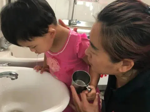 Con 2 tuổi uống nhầm keo 502, mẹ vội vàng đổ thêm một thứ vào miệng đứa trẻ, bác sẽ khen: Quá thông minh!