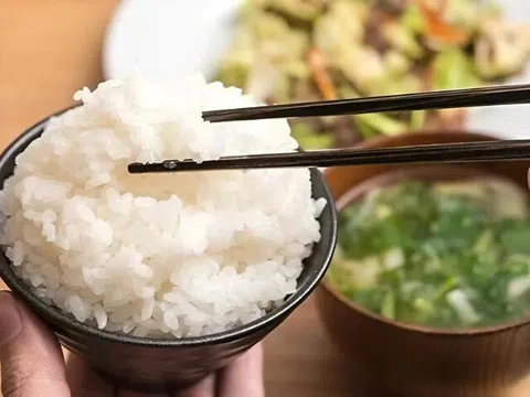 Thói quen "ăn cơm trước, rau tính sau" có lợi hay hại cho sức khỏe? Vì sao nên bắt đầu bữa ăn bằng rau?