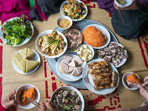 Ăn cơm nên đứng, ngồi bàn hay trải chiếu dưới sàn? Bất ngờ với cách mang lại nhiều lợi ích cho hệ tiêu hóa