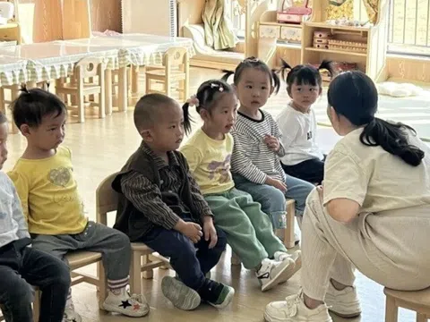 Cô giáo gửi ảnh con gái ở lớp được nhiều bạn nam thích vì quá xinh, mẹ xem kĩ liền tức giận chuyển trường