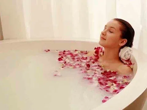 Nam giới tắm nước nóng dễ ảnh hưởng sức khỏe, vậy phụ nữ thì sao? Đâu là thời điểm nên tránh tắm?