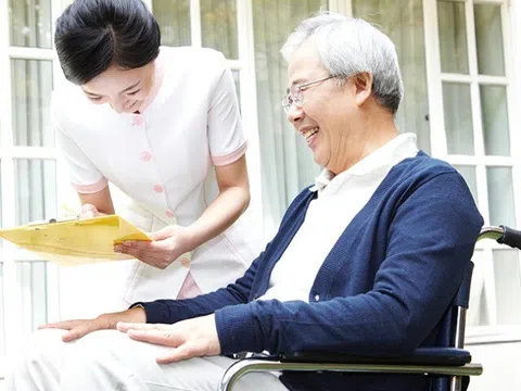 Giúp việc lương 15 triệu/tháng nhưng lười nấu nướng, dọn dẹp, bí mật tới thăm thấy cảnh cô ấy và bố già, tôi tăng lương