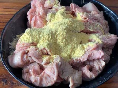 Không dùng muối và giấm, rửa lòng già lợn bằng bột màu vàng rẻ tiền này 5 phút sạch bong, hết mùi hôi