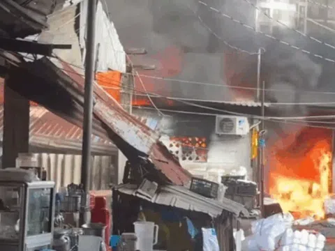 Cận cảnh cháy lớn gần chợ bình trưng: khói lửa bốc cao ngùn ngụt, người dân hoảng loạn
