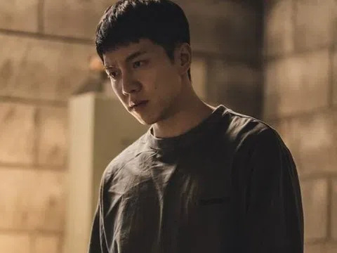 Đến nhà vợ cũ thăm con gái, vén tấm chăn của con lên, tôi hoảng loạn chạy ra khỏi cửa