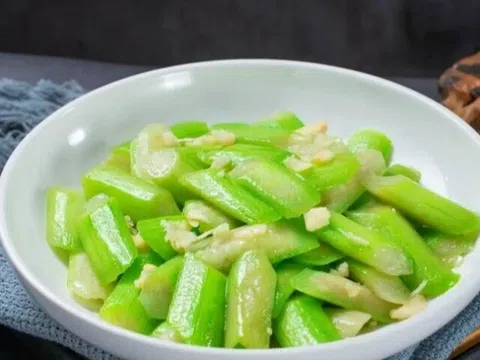 Xào mướp, điều tối kỵ là cho trực tiếp vào chảo! Nhớ thêm 2 bước, mướp xanh như ngọc chẳng lo thâm đen