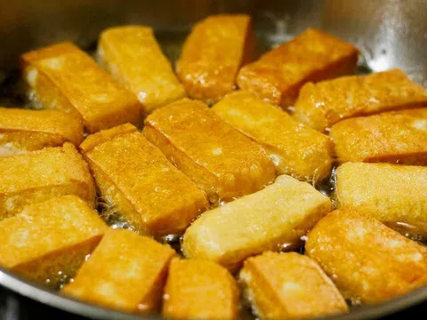 Nhiều năm rán đậu giờ mới biết, cho thêm thìa này vào sẽ không bắn dầu, đậu vàng ươm mềm trong giòn ngoài