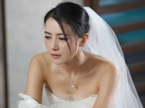 Tái hôn với chồng kém 15 tuổi, ngày cưới nhận được một kiện hàng, mở ra tôi òa khóc