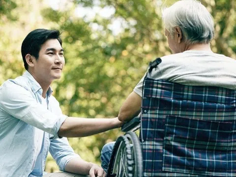 Dùng hết tiền lương hưu trả nợ cho con trai, lúc bệnh nặng sống nhờ con gái, tôi ân hận khi đọc tin nhắn con dâu