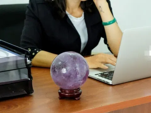 Tại sao các sếp lớn thường bày quả cầu phong thủy trên bàn làm việc?
