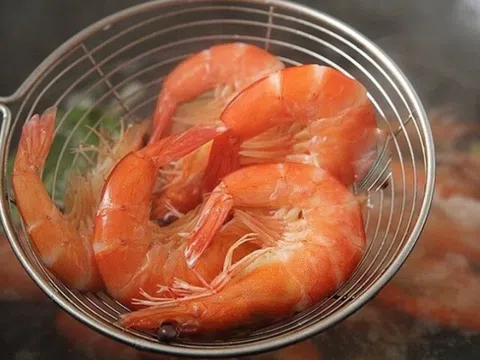 Luộc tôm đừng dùng hành, gừng để khử tanh, chỉ cần thêm vài hạt này tôm chín đỏ au, đậm vị ngọt tự nhiên
