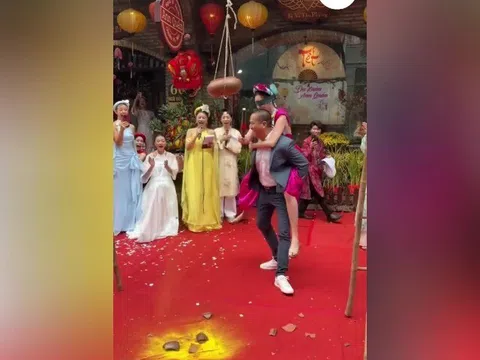 Khánh Vân được chồng 7x cõng chơi bịt mắt đập niêu.