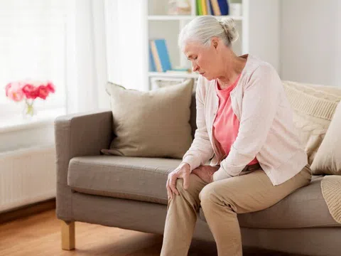 Bố mẹ lớn tuổi hay đau lưng, mỏi gối: Đừng bỏ qua dấu hiệu thiếu canxi âm thầm và cách bổ sung hiệu quả chỉ mất khoảng 2 phút/ngày