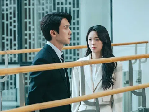 Chồng cũ cầm sổ đỏ xin tái hôn, tôi gật đầu nhưng vội đổi ý khi thấy một người trước cổng ủy ban