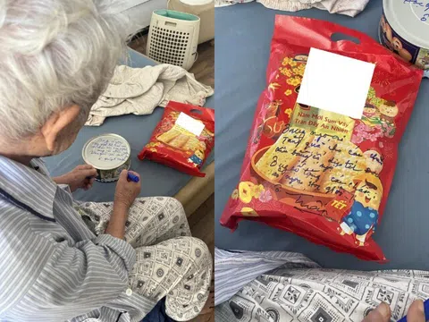 Ông ngoại 91 tuổi cặm cụi chuẩn bị quà Tết cho cháu, dòng chữ trên mỗi gói quà khiến ai xem cũng rớm nước mắt