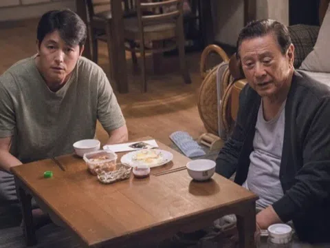 Bố vợ từ quê lên vay 20 triệu sắm Tết mà con rể không cho, chỉ đưa 1 túi quà nhỏ, dặn về nhà hãy mở ra