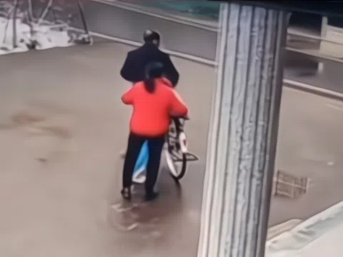 Đi làm xa gửi con về quê ăn Tết với ông bà nội, mẹ òa khóc khi xem camera ở nhà