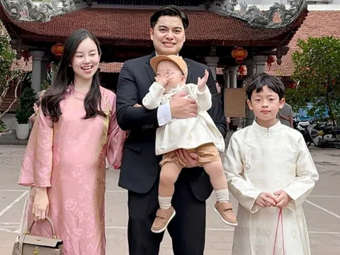 Hot girl Nhật ký Vàng Anh bế bầu lần 3 đi chơi Tết với chồng công an, quý tử 10 tuổi ra dáng soái ca